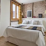 Aston - Todo El Encanto Del Casco Viejo De Bilbao